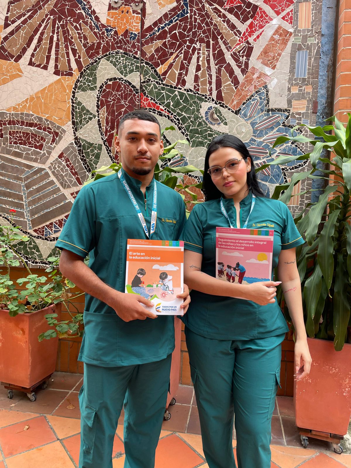 Docente investigando el impacto psicoeducativo en niños de 0 a 8 años