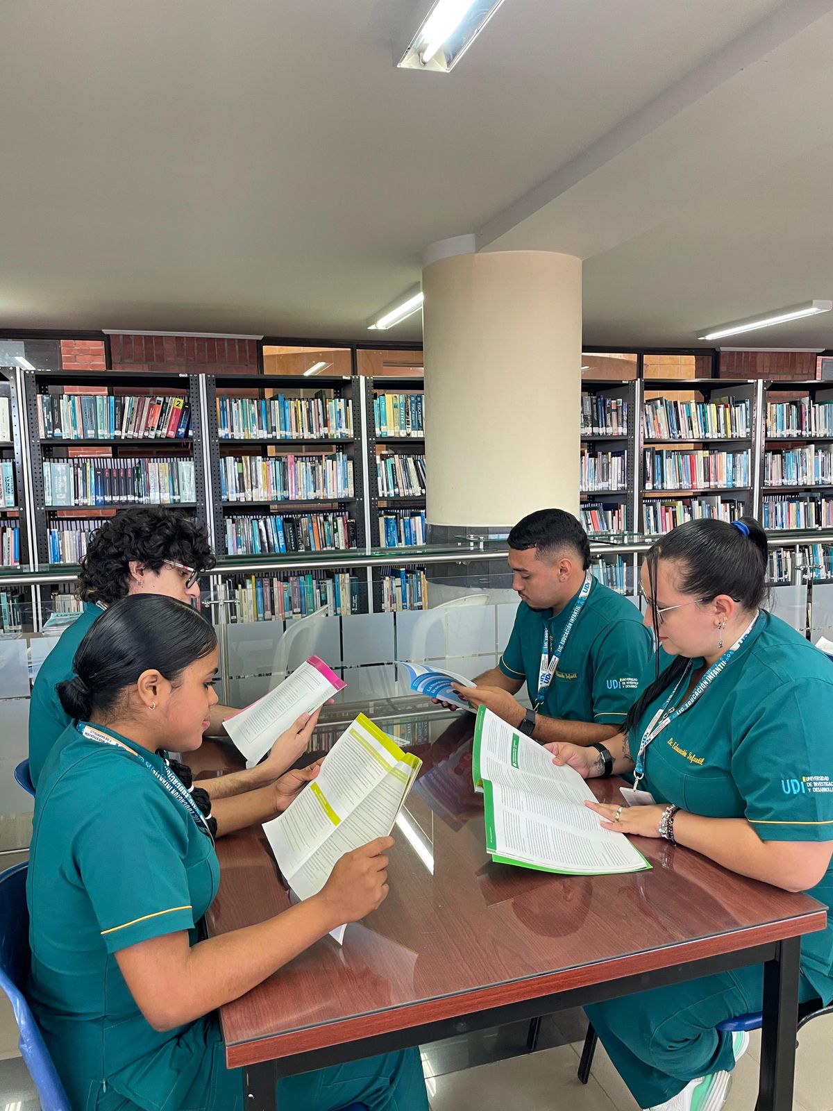 Estudiante de la Licenciatura en Educación Infantil participando en una actividad académica