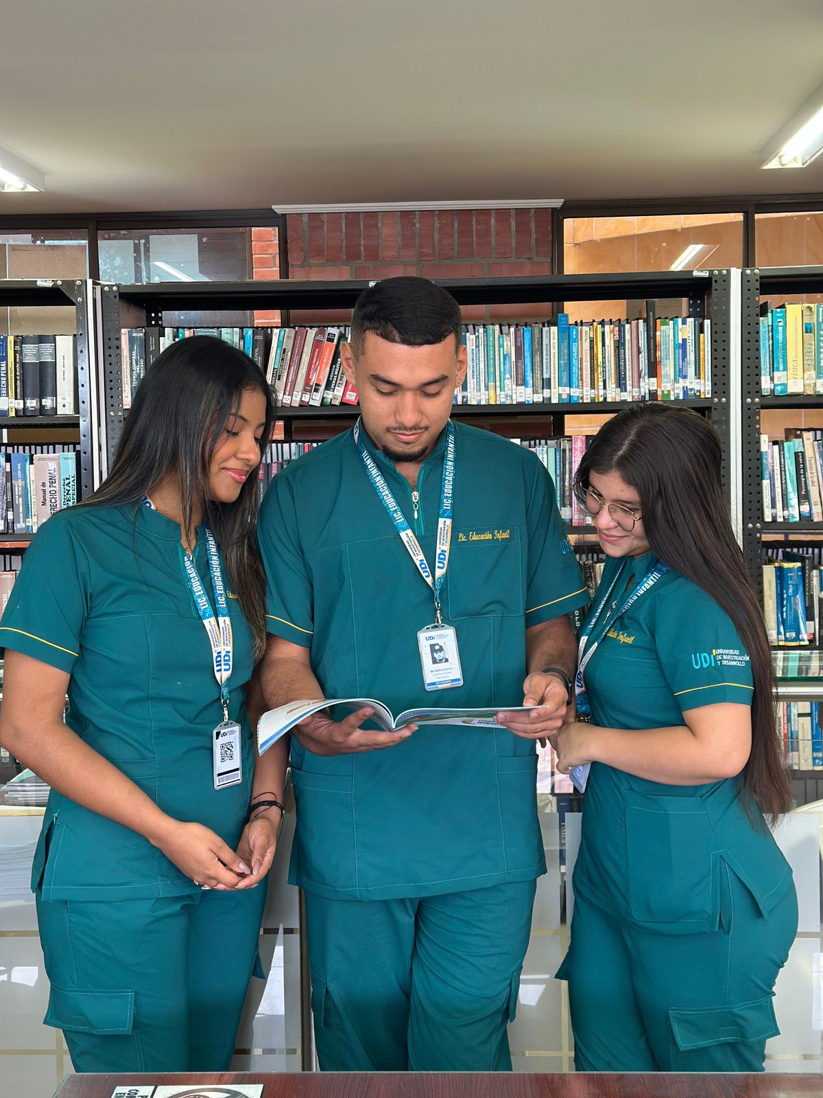 Estudiantes de la Licenciatura en Educación Infantil de la UDI leyendo en la biblioteca
